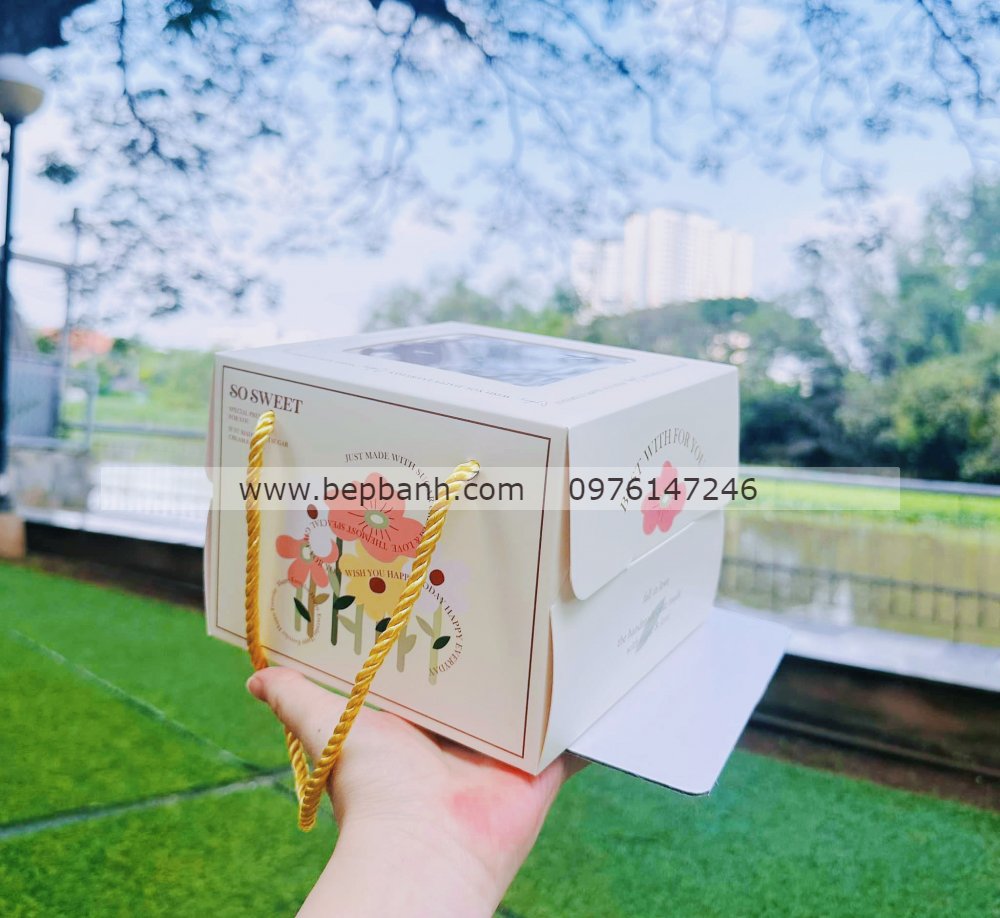 Hộp giấy đựng bánh dây vàng 16H12 (kèm đế) Hộp giấy đựng bánh dây vàng 16H12 (kèm đế)